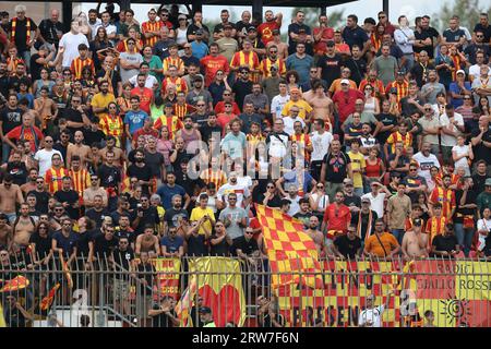 Monza, Italia. 17 settembre 2023. I tifosi STATUNITENSI del Lecce guardano durante la partita di serie A allo stadio U-Power di Monza. Il credito fotografico dovrebbe leggere: Jonathan Moscrop/Sportimage Credit: Sportimage Ltd/Alamy Live News Foto Stock