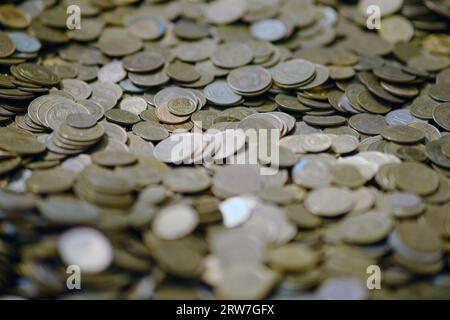 Monete urss sul tavolo. Rubli sul tavolo. Background economico Foto Stock