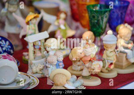 Statuette in ceramica dell'epoca della famiglia dell'URSS su un mercato delle pulci Foto Stock