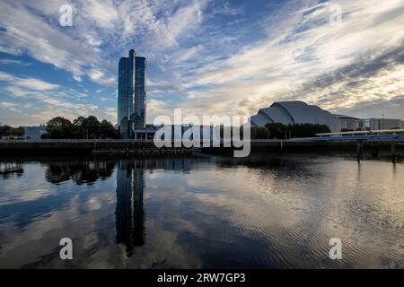 Alba sul Clyde Waterfront nel centro di Glasgow, Scozia Foto Stock