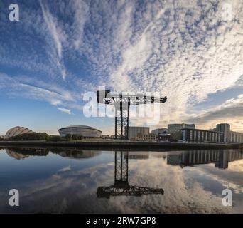 Alba sul Clyde Waterfront nel centro di Glasgow, Scozia Foto Stock