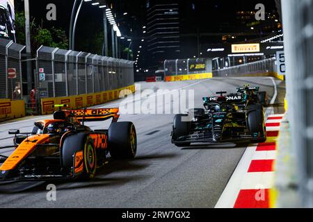 Singapore, Singapour. 17 settembre 2023. 04 NORRIS Lando (gbr), McLaren F1 Team MCL60, 63 RUSSELL George (gbr), Mercedes AMG F1 Team W14, 44 HAMILTON Lewis (gbr), Mercedes AMG F1 Team W14, azione durante il Gran Premio di Singapore 2023 di Formula 1 Singapore Airlines, 15° round del Campionato Mondiale di Formula uno 2023 dal 15 al 17 settembre 2023 sul circuito di Marina Bay Street, a Singapore - foto Florent Gooden/DPPI Credit: DPPI Media/Alamy Live News Foto Stock