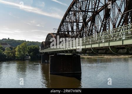 17.500 persone firmarono una petizione e protestarono contro la prevista demolizione del ponte ferroviario (nella foto) sotto Vysehrad di Praga, indicando il b Foto Stock