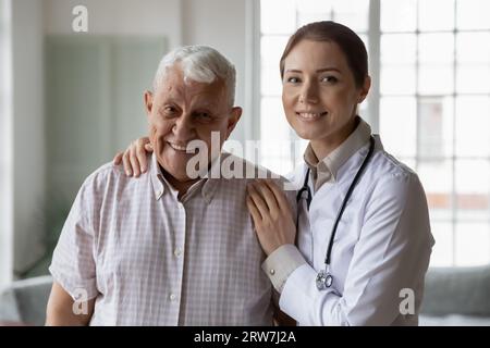 Ritratto di infermiera sorridente e paziente anziano di sesso maschile Foto Stock