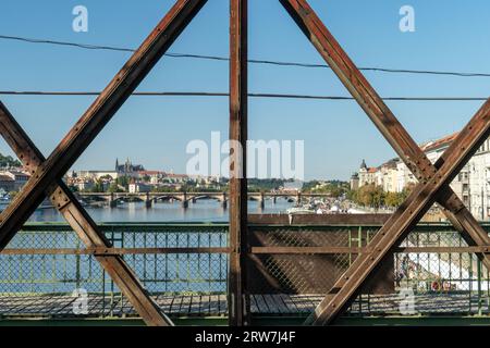 17.500 persone firmarono una petizione e protestarono contro la prevista demolizione del ponte ferroviario (nella foto) sotto Vysehrad di Praga, indicando il b Foto Stock