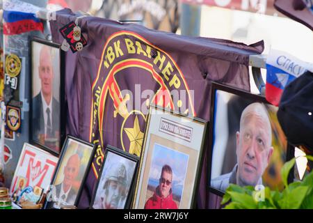 Monumento nazionale spontaneo per i soldati caduti dei PMC Wagner a Mosca. Memoriale della compagnia militare privata dei soldati Yevgeny Prigozhi Foto Stock