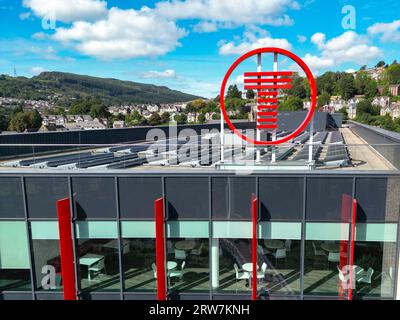 Pontypridd, Galles - 12 settembre 2023: Vista droni della parte superiore degli uffici centrali di Transport for Wales nel centro della città Foto Stock