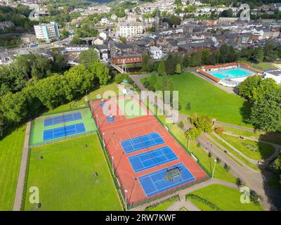 Pontypridd, Galles - 12 settembre 2023: Vista droni dei campi da tennis e dei campi sportivi nel parco Ynysangharad della città. Foto Stock