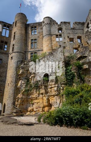 Le rovine medievali fatiscenti con il nome di "castello Beaufort" nella città di Beaufort, un castello che attrae molti turisti, il Lussemburgo Foto Stock