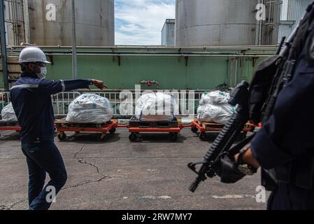 Samut Prakan, Thailandia. 17 settembre 2023. Un ufficiale thailandese di narcotici ha visto puntare durante la distruzione della cerimonia dei narcotici confiscati in una struttura nella zona industriale di Bang PU, nella provincia di Samut Prakan in Thailandia. Le autorità thailandesi hanno distrutto oltre 25 tonnellate di droghe illegali, tra cui anfetamina, metanfetamina ed eroina. Il governo thailandese guidato dal primo ministro Srettha Thavisin ha annunciato che il suo governo eliminerà l'abuso di droghe illegali, in particolare la metanfetamina. Credito: SOPA Images Limited/Alamy Live News Foto Stock