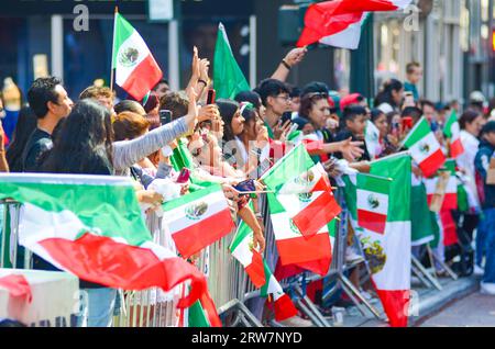 New York, New York, Stati Uniti. 17 settembre 2023. Migliaia di newyorkesi messicani si sono riuniti lungo Madison Avenue durante l'annuale Mexican Day Parade a New York City. Credito: Ryan Rahman/Alamy Live News Foto Stock