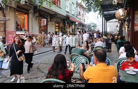 Caffetterie e bar nel quartiere Galata di Istanbul Foto Stock