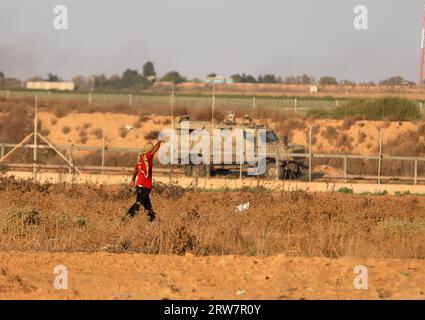Gaza, Palestina. 15 settembre 2023. Un manifestante palestinese usa una fionda per lanciare pietre durante gli scontri con le forze di sicurezza israeliane lungo il confine con Israele, a est di Khan Yunis, nella Striscia di Gaza meridionale. (Foto di © Yousef Masoud/SOPA Images/Sipa USA) credito: SIPA USA/Alamy Live News Foto Stock