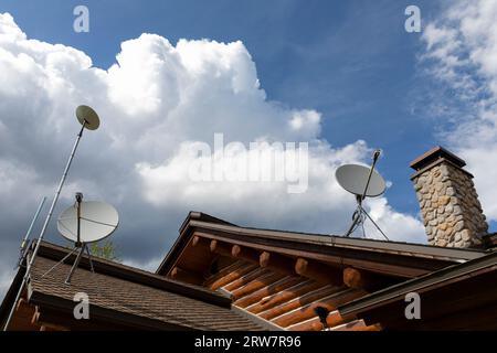 Piatti satellitari sul tetto del centro visitatori di Lolo Pass, Lolo Pass, Idaho. Foto Stock