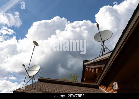 Piatti satellitari sul tetto del centro visitatori di Lolo Pass, Lolo Pass, Idaho. Lolo Pass, Idaho. Foto Stock