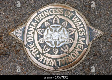 Londra, Regno Unito - 23 maggio 2023: Metallo bronzo simbolo della passeggiata commemorativa della principessa Diana del Galles con emblema rosa Alec Peever Foto Stock