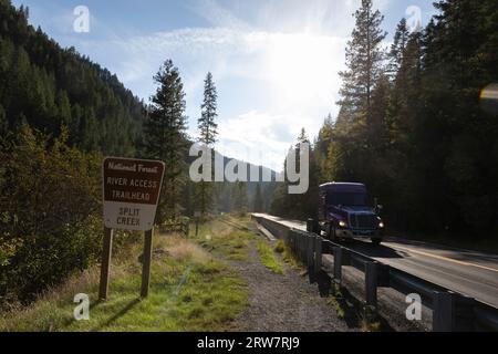 Un camion sull'autostrada US 12 passa il sentiero di Split Creek Trailhead lungo il fiume Lochsa nella Nez Perce-Clearwater National Forest, Idaho. Foto Stock