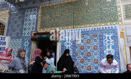 Il muro piastrellato con scrittura coranica presso la tomba del sultano di Eyüp presso la moschea del sultano di Eyüp a Istanbul, Turchia Foto Stock