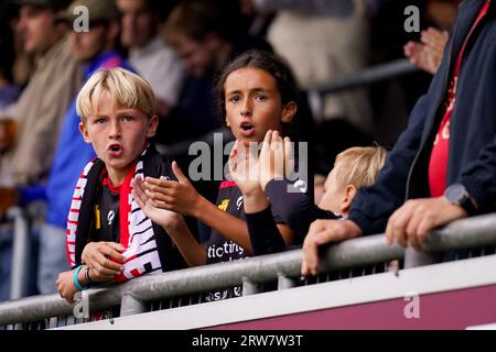 Rotterdam, Paesi Bassi. 17 settembre 2023. ROTTERDAM, PAESI BASSI - 17 SETTEMBRE: Tifosi e tifosi dell'Excelsior Rotterdam prima della partita olandese dell'Eredivisie tra l'Excelsior Rotterdam e l'Almere City FC al Van Donge & De Roo Stadion il 17 settembre 2023 a Rotterdam, Paesi Bassi. (Foto di Joris Verwijst/Orange Pictures) credito: Orange Pics BV/Alamy Live News Foto Stock