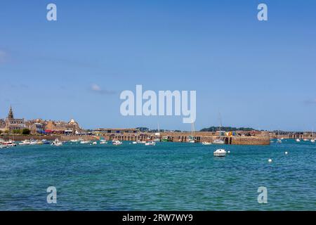 Alta marea nel Porto Vecchio di Roscoff, Finistère, Bretagna, Francia, con barche ormeggiate in un mare turchese Foto Stock