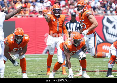 Tampa Bay, Florida, USA, 17 settembre 2023, il quarterback dei Chicago Bears Justin Fields n. 1 segnala ai suoi compagni di squadra al Raymond James Stadium. (Foto Credit: Marty Jean-Louis/Alamy Live News Foto Stock