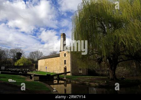 Salviette piangenti alla stazione di pompaggio sul canale Kennet e Avon a Widcombe Bottom Lock, città di Bath, Inghilterra. Settembre 2023 Foto Stock