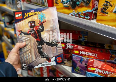 LEGO Spiderman costruttore. L'acquirente prende la scatola Lego Spider-Man dallo scaffale di un negozio di giocattoli. Minsk, Bielorussia, 17 settembre 2023 Foto Stock