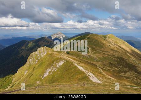 Vista da Chleb, Mala Fatra, Slovacchia. Montagne in autunno e autunno. Rocky Velky Rozsutec sullo sfondo. Giornata di sole con le nuvole. Vivido e colo Foto Stock
