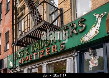 New York, NY - US - 16 settembre 2023 primo piano dell'iconico cartello al neon di Russ and Daughters, un appetitoso negozio a conduzione familiare sulla East Houston Stree Foto Stock