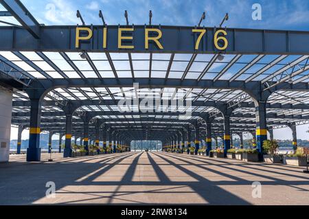 New York, NY – US – 7 settembre 2023 New York City’s Pier 76 Hudson River Park. Il molo sul westside di Manhattan è stato convertito in uno spazio pubblico aperto, Foto Stock