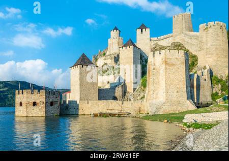 Mura e torri del castello della fortezza di Golubac, in piedi sulla riva del Danubio, Serbia Foto Stock