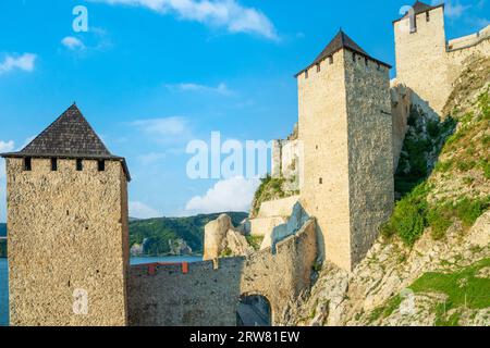 Mura e torri del castello della fortezza di Golubac, in piedi sulla riva del Danubio, Serbia Foto Stock