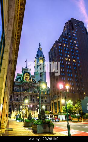 Philadelphia City Hall vista da Market Street al tramonto in Pennsylvania, Stati Uniti Foto Stock