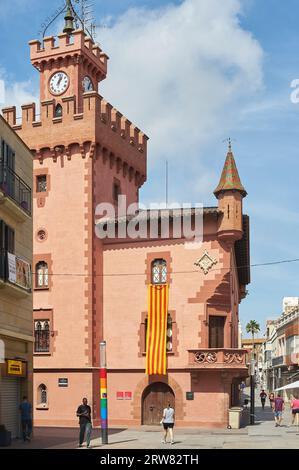 Viladecans, Spagna - 17 settembre 2023: 11 settembre, giornata della Catalogna con una grande bandiera della Catalogna sul balcone del municipio di Viladecans e della spalla Foto Stock