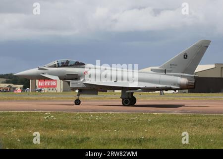 MM7355/4-67, un Eurofighter F-2000A Typhoon operato dal 4° Stormo dell'Aeronautica militare Italiana, arrivando a RAF Fairford nel Gloucestershire, Inghilterra per partecipare al Royal International Air Tattoo 2023 (RIAT 23). Foto Stock