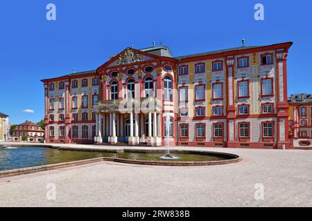 Bruchsal, Germania - agosto 2023: Castello barocco chiamato Palazzo Bruchsal con fontana nelle giornate di sole Foto Stock