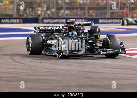 Singapore, Singapore. 17 settembre 2023. George Russell, Gran Bretagna, guida il (63) Mercedes AMG Petronas F1 Team W13 durante il Gran Premio di F1 di Singapore sul circuito di Marina Bay Street. Credito: SOPA Images Limited/Alamy Live News Foto Stock