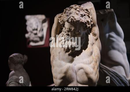 Istanbul, Turchia - 16 settembre 2023: Statua in marmo di Marsyas nei musei archeologici di Istanbul. Risale al periodo romano trovato a Tarsos Foto Stock