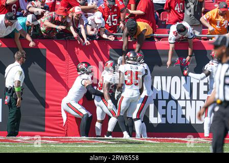 Tampa Bay, Florida, USA, 17 settembre 2023, i giocatori dei Tampa Bay Buccaneers festeggiano la vittoria con alcuni tifosi al Raymond James Stadium. (Foto Credit: Marty Jean-Louis/Alamy Live News Foto Stock