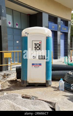 Viladecans, Spagna - 17 settembre 2023: Bagno temporaneo portatile in plastica per lavori di costruzione in strada per i lavoratori. Foto Stock