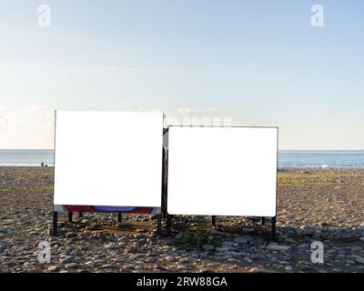 Mockup sulla spiaggia. Avviso sul cambio cabina. Mockup del resort. Spazio vuoto per le immagini delle offerte. Spazio pubblicitario Foto Stock
