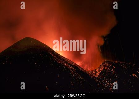 Escursione di lava tensa sul vulcano etna dal cratere durante un'eruzione vista di notte Foto Stock