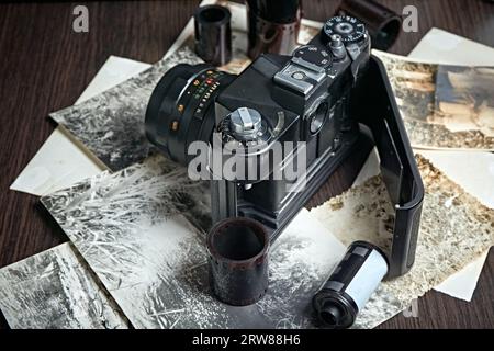Vecchia fotocamera nera vintage con copertina posteriore aperta, vista ravvicinata, rullini di pellicola, vecchie foto, messa a fuoco mobile, pellicola a grana fine, immagine in bianco e nero Foto Stock