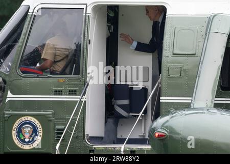 Washington, Vereinigte Staaten. 17 settembre 2023. Il presidente degli Stati Uniti Joe Biden arriva sul prato sud della Casa Bianca a Washington, DC dopo una visita a Wilmington, DE, 17 settembre 2023 Credit: Chris Kleponis/Pool via CNP/dpa/Alamy Live News Foto Stock