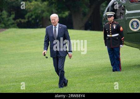 Washington, Vereinigte Staaten. 17 settembre 2023. Il presidente degli Stati Uniti Joe Biden arriva sul prato sud della Casa Bianca a Washington, DC dopo una visita a Wilmington, DE, il 17 settembre 2023. Crediti: Chris Kleponis/Pool tramite CNP/dpa/Alamy Live News Foto Stock