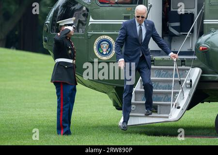 Washington, Vereinigte Staaten. 17 settembre 2023. Il presidente degli Stati Uniti Joe Biden arriva sul prato sud della Casa Bianca a Washington, DC dopo una visita a Wilmington, DE, il 17 settembre 2023. Crediti: Chris Kleponis/Pool tramite CNP/dpa/Alamy Live News Foto Stock