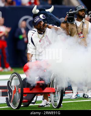 Houston, Texas, Stati Uniti. 17 settembre 2023: Il rapper di Houston Bun B spara il cannone per iniziare una gara NFL tra i Texans e i Colts il 17 settembre 2023 a Houston. I Colts vinsero, 31-20. (Immagine di credito: © Scott Coleman/ZUMA Press Wire) SOLO USO EDITORIALE! Non per USO commerciale! Crediti: ZUMA Press, Inc./Alamy Live News Foto Stock