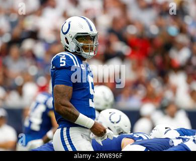 Houston, Texas, Stati Uniti. 17 settembre 2023: Il quarterback dei Colts Anthony Richardson (5) alla linea di scrimmage durante una gara NFL tra i Texans e i Colts il 17 settembre 2023 a Houston. I Colts vinsero, 31-20. (Immagine di credito: © Scott Coleman/ZUMA Press Wire) SOLO USO EDITORIALE! Non per USO commerciale! Crediti: ZUMA Press, Inc./Alamy Live News Foto Stock