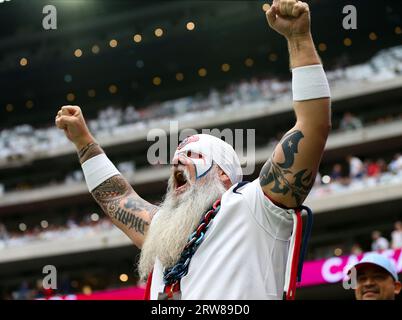 Houston, Texas, Stati Uniti. 17 settembre 2023: Gli Houston Texans 'Ultimate fan' durante una gara NFL tra i Texans e i Colts il 17 settembre 2023 a Houston. I Colts vinsero, 31-20. (Immagine di credito: © Scott Coleman/ZUMA Press Wire) SOLO USO EDITORIALE! Non per USO commerciale! Crediti: ZUMA Press, Inc./Alamy Live News Foto Stock