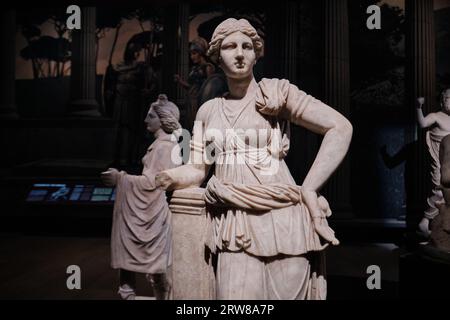 Istanbul, Turchia - 16 settembre 2023: Statua in marmo di Artemide nei musei archeologici di Istanbul. Copia di un originale del IV secolo a.C. Foto Stock